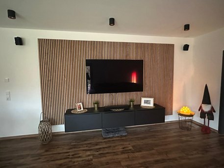 die innovative Küche GmbH in Ludwigshafen | Schreinerei-Referenz Fernsehrückwand aus Holz